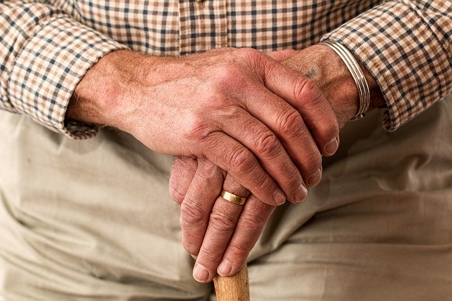 Vláda chce zrušit superhrubou mzdu a poslat seniorům příspěvek 5 000 Kč